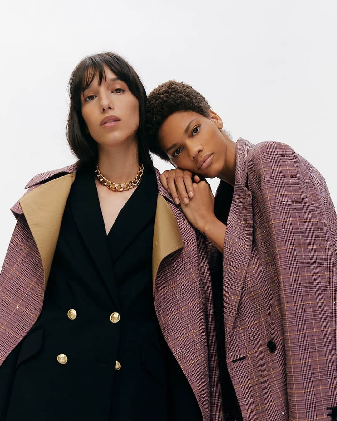 デレクラムのインスタグラム：「Chic: Dressing the part x 2」