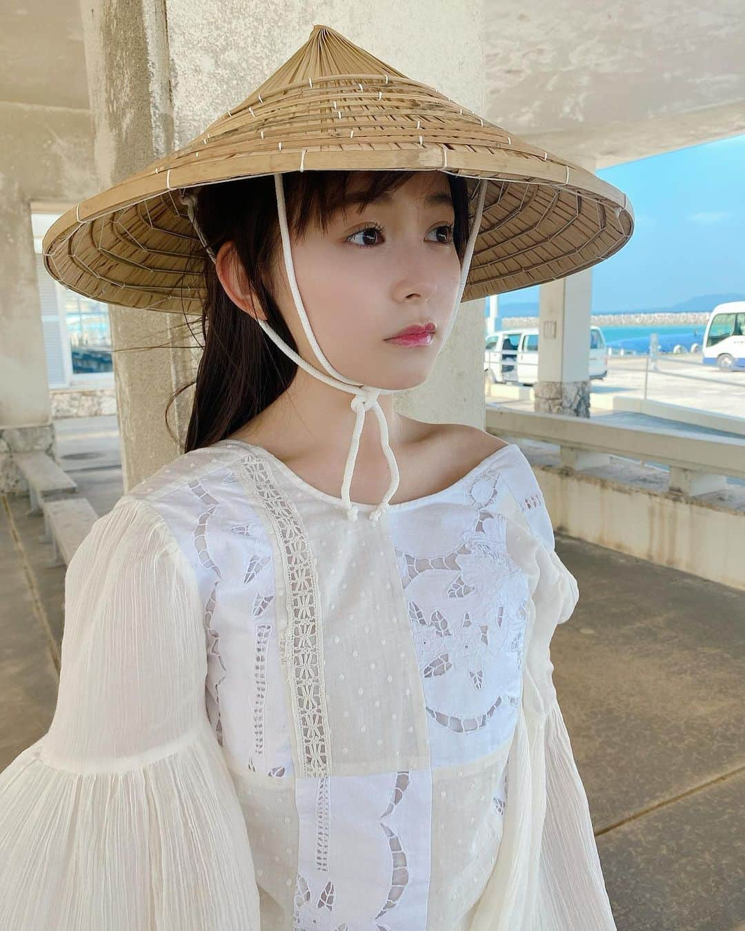 久間田琳加さんのインスタグラム写真 - (久間田琳加Instagram)「大好きな夏が終わっちゃう〜と思ってカメラロールみてたら、 写真集のときの気の抜けてる写真がでてきました😂 小鳥さんが現地で買っていた、くば笠を借りて👒 #写真集　#りんくまちっく　#沖縄　#竹富島」9月15日 22時01分 - rinka_kumada0223