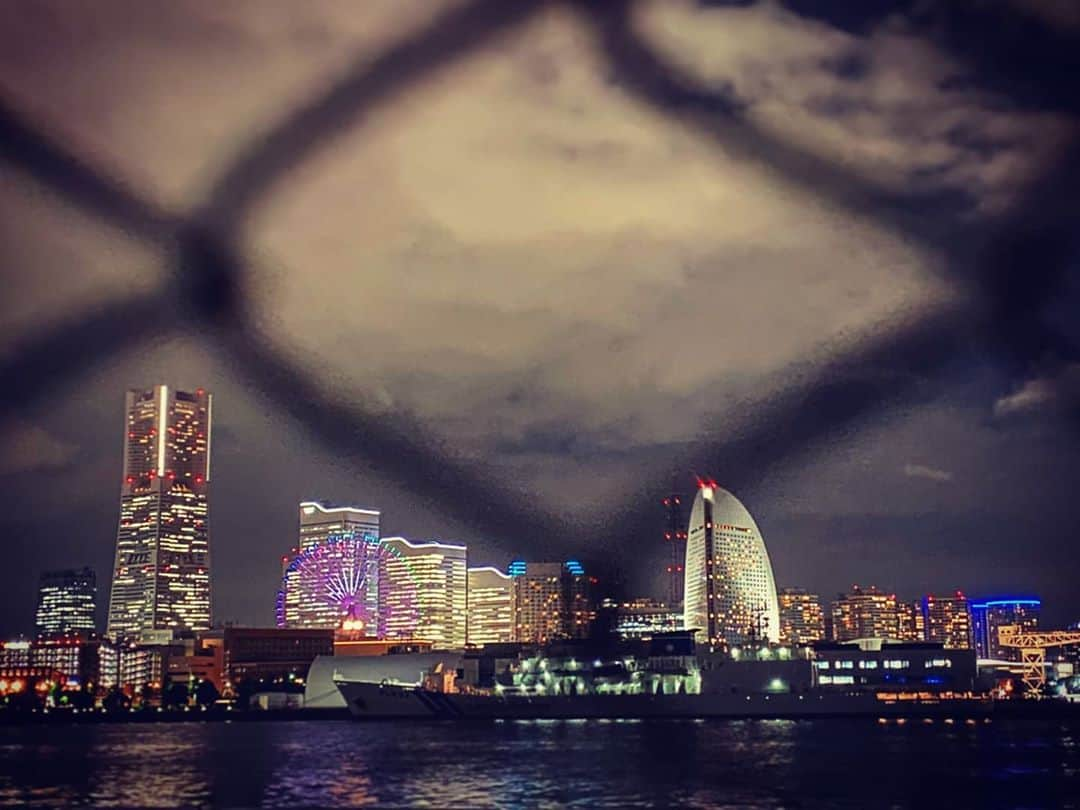 池森秀一さんのインスタグラム写真 - (池森秀一Instagram)「横浜初日♪素晴らしきひと時でした！ みんな、ありがとう。 フェンス越しの横浜の夜景^_^ #DEEN #vocal #池森秀一 #music #musicproducer #live #ライヴ #summerresortlive #横浜 #夜景」9月15日 22時01分 - ikemori_shuichi