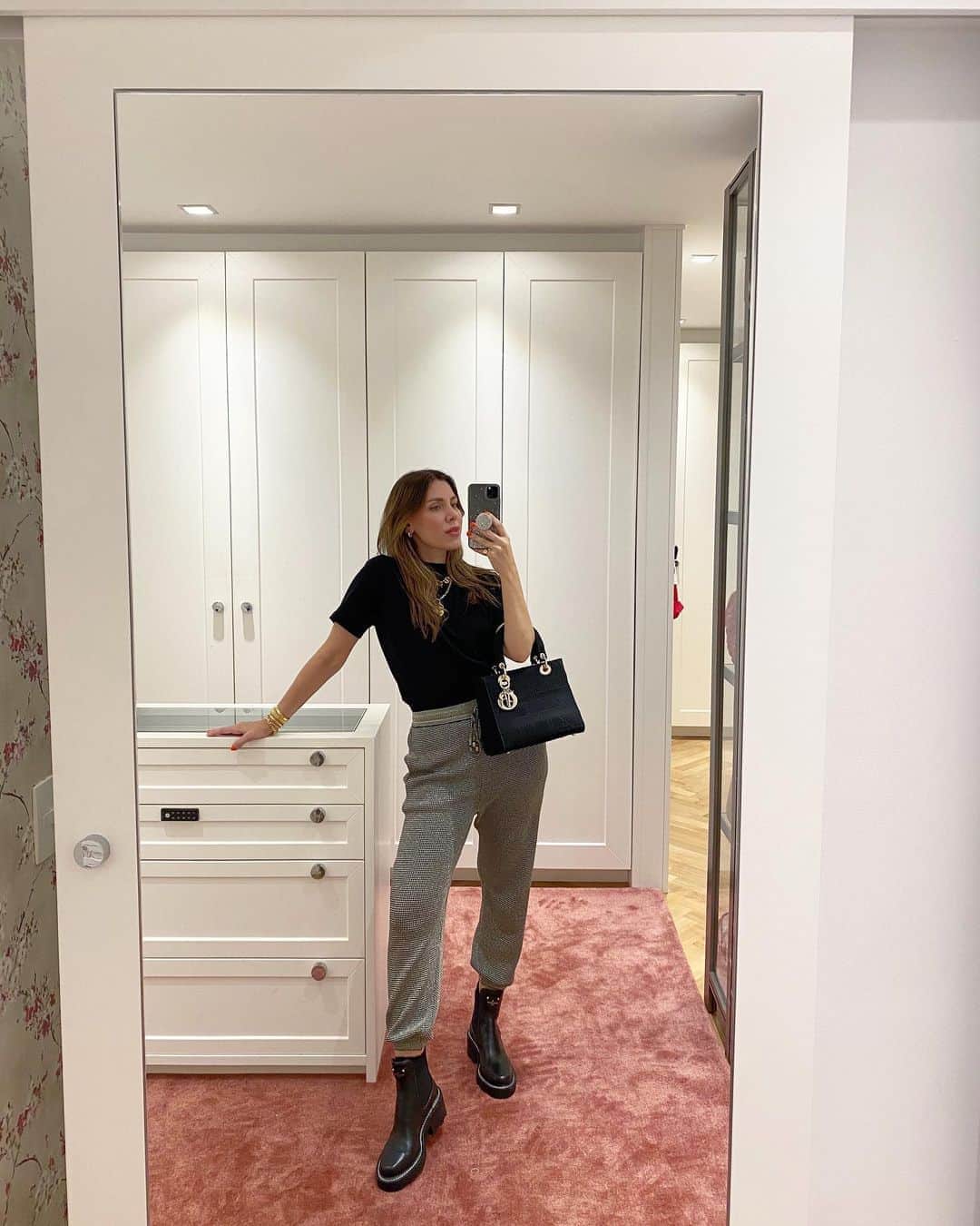 Glam4Youのインスタグラム：「Basiquinha, pero no mucho... look @bynv  bolsa @dior  bota @louisvuitton」