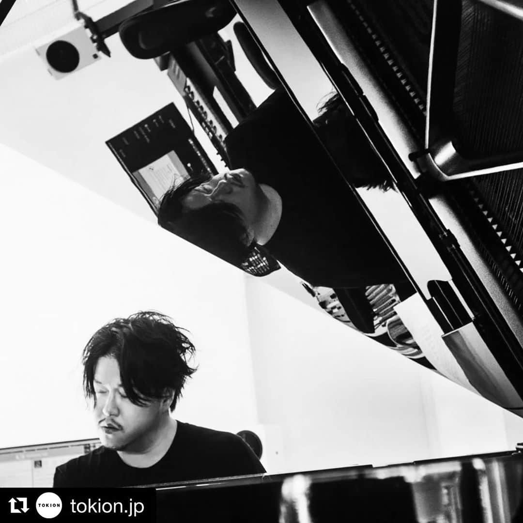 渋谷慶一郎さんのインスタグラム写真 - (渋谷慶一郎Instagram)「#Repost @tokion.jp with @get_repost ・・・ 音楽家、渋谷慶一郎さんが12年振りにリリースしたピアノソロアルバムのTOKIONエクスクルーシブインタビュー。 An Exclusive Interview by TOKION with the musician, Keiichiro Shibuya, who has released his first piano solo album in 12 years.  先進的なアプローチで常に世界から注目されている氏の待望の新作。 This is his long-awaited new work from an artist that always attracts attention from all over the world for his advanced approach.  作曲プロセスや録音や再生に対する考え方、ピアノという楽器についてなど深く掘り下げた読み応えある記事になっています、新作についてだけでなく、氏のルーツも確認出来るとても貴重なインタビューです。 This is a very valuable interview where you can learn about not only his new work but also about his roots in this fascinating article which also delves into the composition process, his thoughts on recording and playback as well as the instrument known as a piano.  インタビューは、プロフィールのリンクより。(パブリッシングディレクター 櫻井） Check out his interview from the link in the profile.(Sakurai, Publishing Director)  #TOKiONTHESTORE #TOKION #MIYASHITAPARK #トキオン #トキオンザストア #ミヤシタパーク #宮下公園 #渋谷慶一郎 #KeiichiroShibuya #ATAK #MASSIVELIFEFLOW #SuperAngels #ミッドナイトスワン #MidnightSwan #ScaryBeauty #HatsuneMiku #初音ミク #ボーカロイド #vocaloid #ミク #mikufan #HeavyRequiem #music #opera #interview #pianist #composer #neoclassical #synthesizer」9月15日 22時03分 - keiichiroshibuy