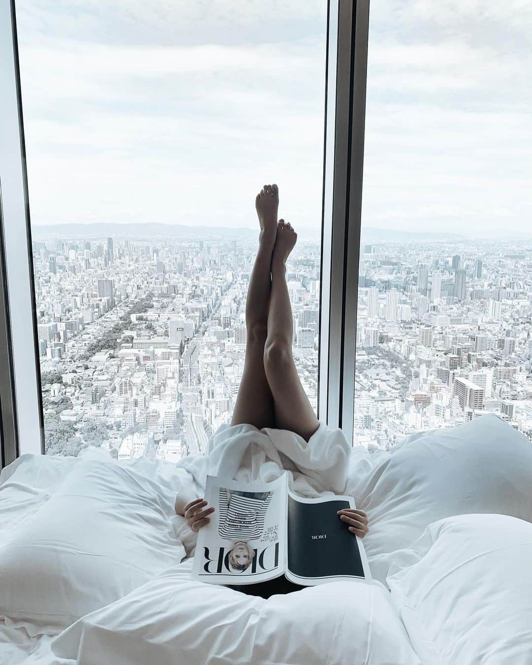 青田夏奈さんのインスタグラム写真 - (青田夏奈Instagram)「﻿ ⚑＿＿𝗠𝗮𝗿𝗿𝗶𝗼𝘁𝘁 𝗢𝘀𝗮𝗸𝗮 𝗠𝗶𝘆𝗮𝗸𝗼﻿ ﻿ ﻿ ﻿ "窓際ベッドシリーズ" はじめました。﻿ ↑勝手に命名w﻿ ﻿ 素敵なホテルでよく見かける窓際ベッドに女子がいるやつ、あれがやりたかったのです💭﻿ ﻿ ベッドの移動も初めてやってみたけど﻿ 2人がかりだと案外簡単にできるものらしく﻿ 軽々持ち上がりあっとゆう間に完成♥︎﻿ ﻿ ﻿ @hello.asami と初めてのstaycation.﻿ ﻿ あさみんのSPGを使った事で﻿ (私もだけど彼女もSPGユーザーなのです)﻿ 今回お部屋をアップグレードもして頂けて満喫🤤﻿ ﻿ ﻿ ﻿ ⚑. Marriott Osaka Miyako Hotel﻿ ☑︎ 天王寺駅直結(あべのハルカスの上層階)﻿ ﻿ ﻿ ﻿ ﻿ ﻿ ﻿ ﻿ ﻿ #marriotthotel」9月15日 22時12分 - kana_aota