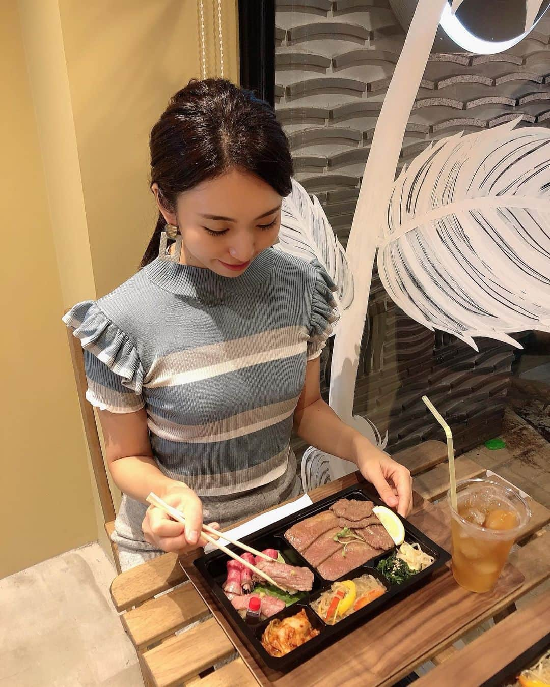 mimiさんのインスタグラム写真 - (mimiInstagram)「昨日は楽しみにしていた 焼肉弁当牛惚れへ🤤❤️ ここのお肉は A5黒毛和牛を中心に使用されているの💕 頼んだのは 牛惚れ特選弁当 （特上カルビか上ロースを選べるよ❣️ 両方食べたいから一つずつ頼んでシェア🥰） お弁当には 特上カルビor上ロースの他に 🥩上タン 🥩肉寿司二種（霜降りと赤み） 🥩自家製ローストビーフ ✔︎彩りチャプチェ ✔︎自家製キムチ ✔︎自家製ナムル二種 が入ってるよ🤤 お腹の下におるお米は ミルキークィーン😫❤️ もう最高に美味しくて… カルビはとろける❣️ タンは弾力も旨味がすごい😭 肉寿司はとろけてお肉の甘みも♡ ローストビーフはこんなに柔らかくて旨味と上質な脂があるなんて🥺とびっくりした😫❤️ これは本当に満足度の高いお弁当🤤 イートインもできるし テイクアウトやウーバーイーツもやってるから 手軽に上質なお肉が食べれる💕 肉好きな人には絶対食べてほしい…❣️ くまちゃん付きの烏龍茶もマストで❤️ ・ #牛惚れ #池袋焼肉 #新宿焼肉 #牛惚れ焼肉 #牛惚れ焼肉弁当 #椎名町 #南長崎 #コマワリキッチン #pr #トリドリベース #焼肉 #焼肉ディナー #東京焼肉 #焼肉弁当 #焼肉弁当テイクアウト  #東京ディナー #mimiディナー #肉好き #にくすたぐらむ #肉食女子 #グルメスタグラム #インスタグルメアワード2020 #グルメ部 #インスタ探検隊 #テイクアウト #贅沢弁当 #贅沢テイクアウト #肉部 #japanesegirl #tokyodinner」9月15日 22時05分 - chan.mi3