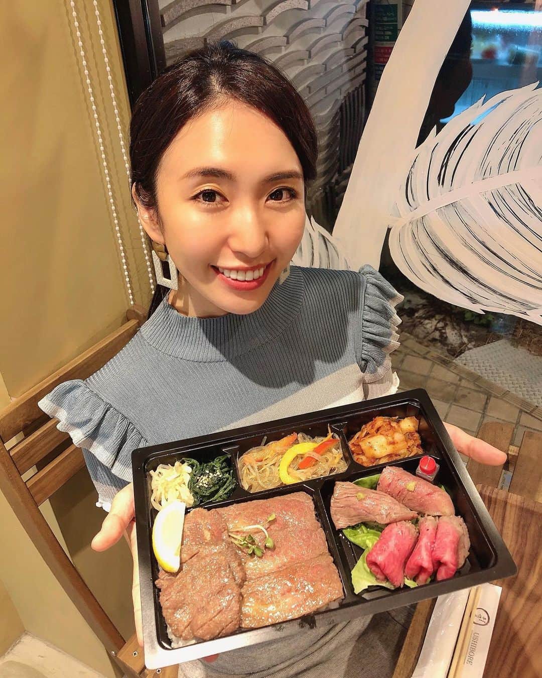 のインスタグラム：「昨日は楽しみにしていた 焼肉弁当牛惚れへ🤤❤️ ここのお肉は A5黒毛和牛を中心に使用されているの💕 頼んだのは 牛惚れ特選弁当 （特上カルビか上ロースを選べるよ❣️ 両方食べたいから一つずつ頼んでシェア🥰） お弁当には 特上カルビor上ロースの他に 🥩上タン 🥩肉寿司二種（霜降りと赤み） 🥩自家製ローストビーフ ✔︎彩りチャプチェ ✔︎自家製キムチ ✔︎自家製ナムル二種 が入ってるよ🤤 お腹の下におるお米は ミルキークィーン😫❤️ もう最高に美味しくて… カルビはとろける❣️ タンは弾力も旨味がすごい😭 肉寿司はとろけてお肉の甘みも♡ ローストビーフはこんなに柔らかくて旨味と上質な脂があるなんて🥺とびっくりした😫❤️ これは本当に満足度の高いお弁当🤤 イートインもできるし テイクアウトやウーバーイーツもやってるから 手軽に上質なお肉が食べれる💕 肉好きな人には絶対食べてほしい…❣️ くまちゃん付きの烏龍茶もマストで❤️ ・ #牛惚れ #池袋焼肉 #新宿焼肉 #牛惚れ焼肉 #牛惚れ焼肉弁当 #椎名町 #南長崎 #コマワリキッチン #pr #トリドリベース #焼肉 #焼肉ディナー #東京焼肉 #焼肉弁当 #焼肉弁当テイクアウト  #東京ディナー #mimiディナー #肉好き #にくすたぐらむ #肉食女子 #グルメスタグラム #インスタグルメアワード2020 #グルメ部 #インスタ探検隊 #テイクアウト #贅沢弁当 #贅沢テイクアウト #肉部 #japanesegirl #tokyodinner」