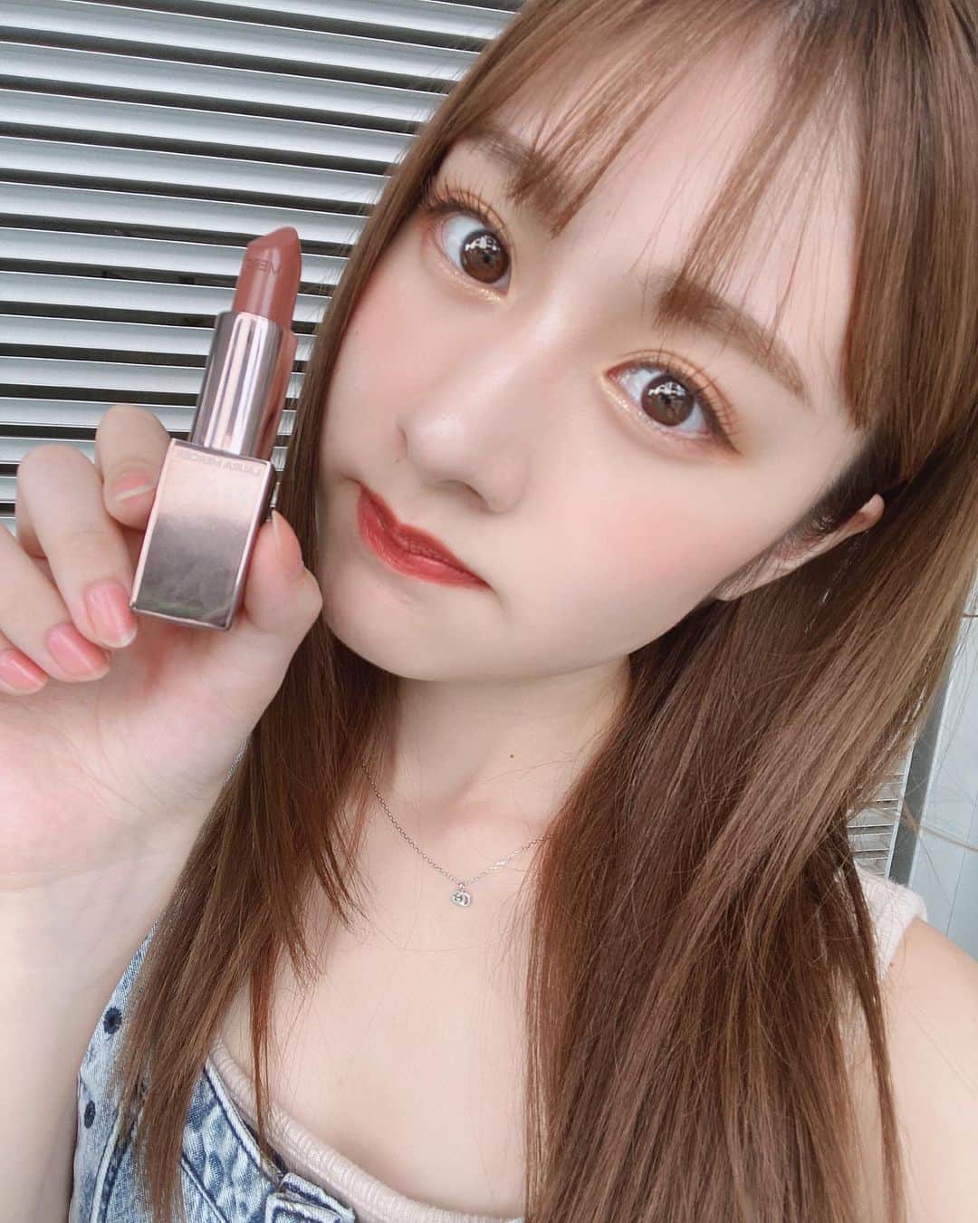 加藤美南のインスタグラム：「秋リップ🍁 ローラメルシエのリップスティック05 めちゃくちゃバズってて使ってみたかったリップ💄 一本でもこの上に他の色重ねてもなにしても良い色になるから買ってよかった秋も冬も使おう😇 #ローラメルシエ　#ブラウンナチュラル」