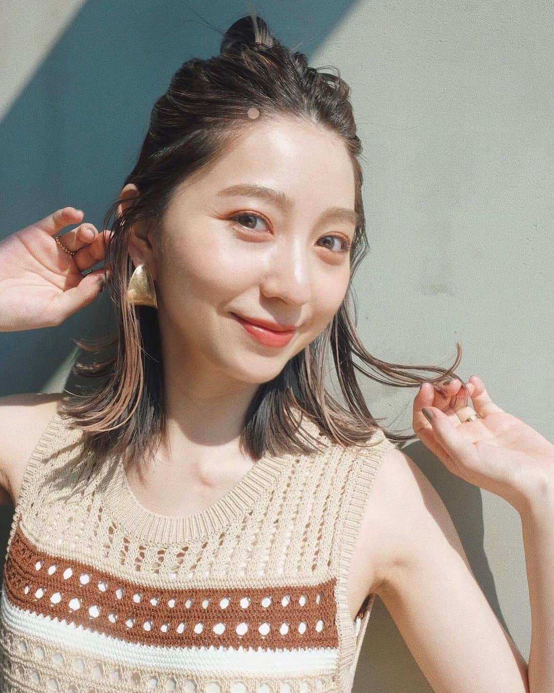 松尾 瞳のインスタグラム：「. 完全に寒くなる前にまだアップしてない夏っぽい撮影データをあげておこう、、🌞 . #オレンジメイク #一眼レフ #ヘアアレンジ #ヘアスタイル #ヘアカラー #インナーカラー」