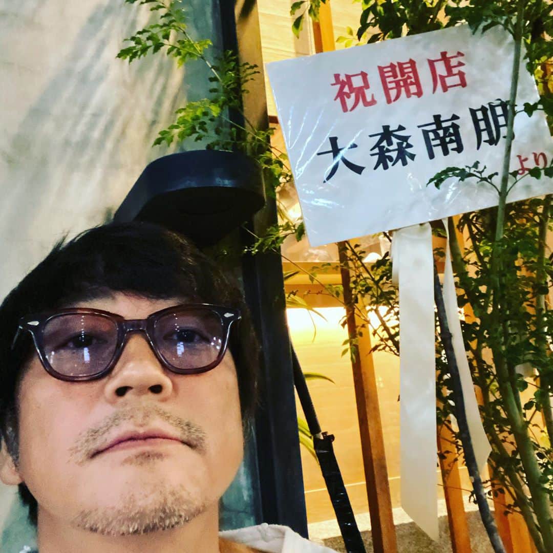 月に吠える。のインスタグラム：「あたしの 高校の同級生の 渋谷の ○△っていう　 お寿司屋さん リニューアルオープン 三池監督 たまに来ます。  #大森南朋  #○△寿司 #まるさんかく寿司　 #杉浦秀樹 #三池崇史監督」