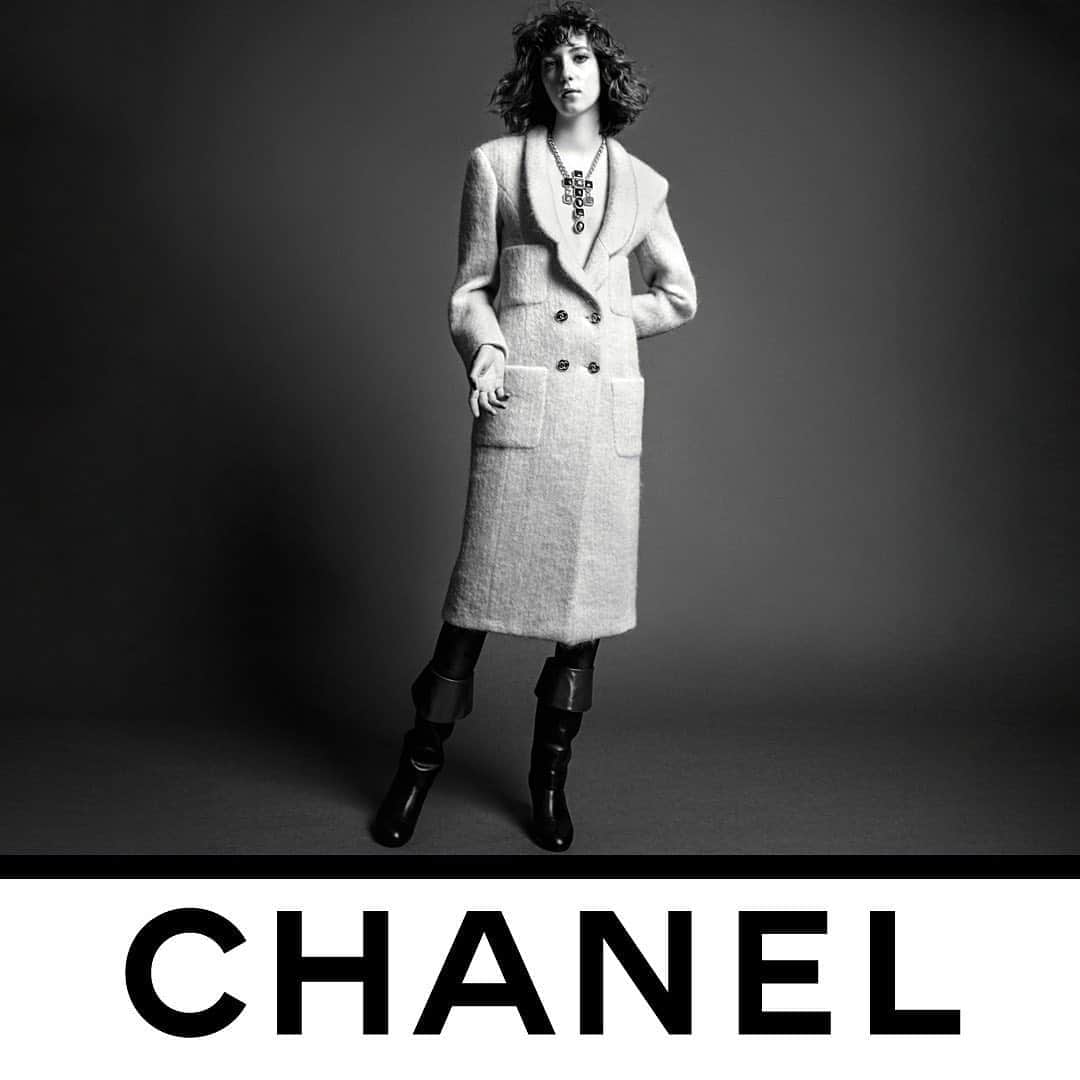 のインスタグラム：「A soft long alpaca coat is worn on bare skin in the CHANEL Fall-Winter 2020/21 Ready-to-Wear collection. The collection is now in boutiques.  Photographed by Inez & Vinoodh.  #CHANELFallWinter #CHANEL @inezandvinoodh #InezandVinoodh @NagyEvelinn」