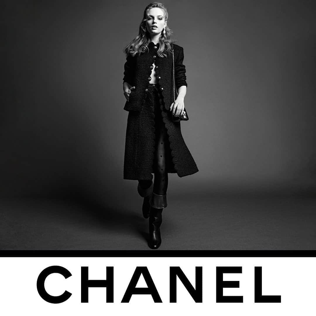 のインスタグラム：「A black tweed jacket with scalloped collar and edges highlights the romantic elegance of the CHANEL Fall-Winter 2020/21 Ready-to-Wear collection, now in boutiques.  Photographed by Inez & Vinoodh.   #CHANELFallWinter #CHANEL @Le19M #Le19M @MaisonDesrues #Desrues @inezandvinoodh #InezandVinoodh @FranSummers」