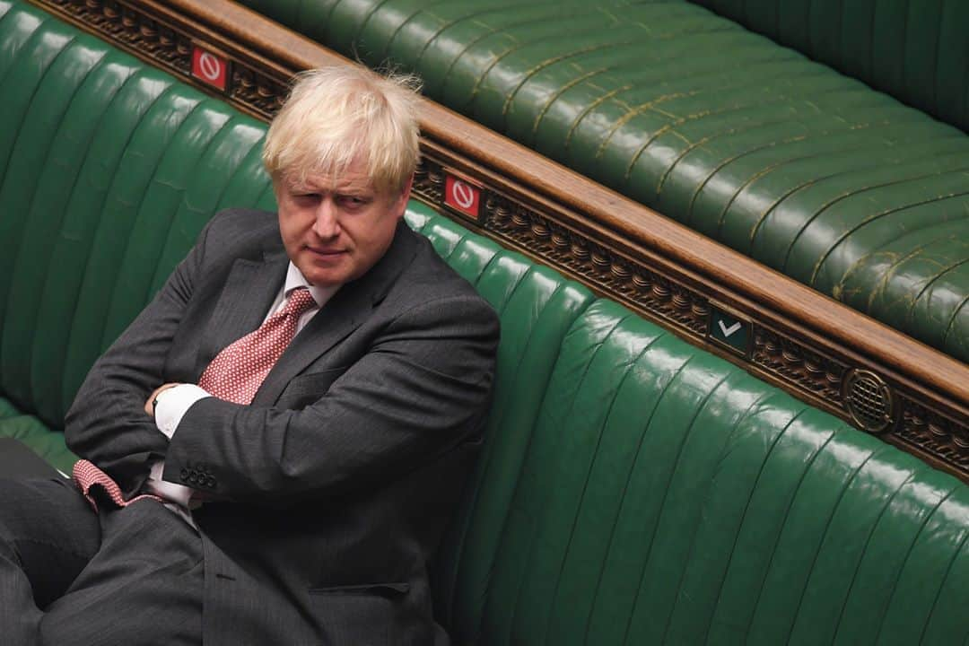 ルモンドさんのインスタグラム写真 - (ルモンドInstagram)「La rébellion dans son propre camp conservateur a été contenue – pour le moment – et une première haie parlementaire a été franchie : Boris Johnson a réussi à faire adopter en deuxième lecture sans trop de mal son très controversé projet de loi sur « le marché intérieur », lundi 14 septembre au soir. Seule une quinzaine d’élus tories s’est opposée à ce texte remettant en cause une partie des engagements du pays dans le cadre du traité de divorce avec l’Union européenne – 340 élus ont voté pour, 263 contre.⁣ Il aurait fallu au moins cinquante rebelles conservateurs et davantage d’abstentions pour inquiéter le premier ministre, qui bénéficie d’une très large majorité à la Chambre des communes. Pourtant, cette journée de débats restera probablement dans les annales parlementaires comme celle où les députés ont franchi le Rubicon, au mépris des principes cardinaux de la démocratie britannique (la « rule of law »), en votant un texte, qui, de l’aveu quelques jours plus tôt de Brandon Lewis, le secrétaire d’Etat à l’Irlande du Nord, « pourrait violer d’une manière limitée et sélective les traités internationaux ».⁣ -⁣ Boris Johnson lors du débat précédent le vote de la loi sur le marché intérieur à la Chambre des communes, le 14 septembre. Photo : UK Parliament (@ukparliament)/Jessica Taylor/Handout via Reuters (@reuters)⁣ -⁣ #Brexit #BorisJohnson」9月15日 22時11分 - lemondefr