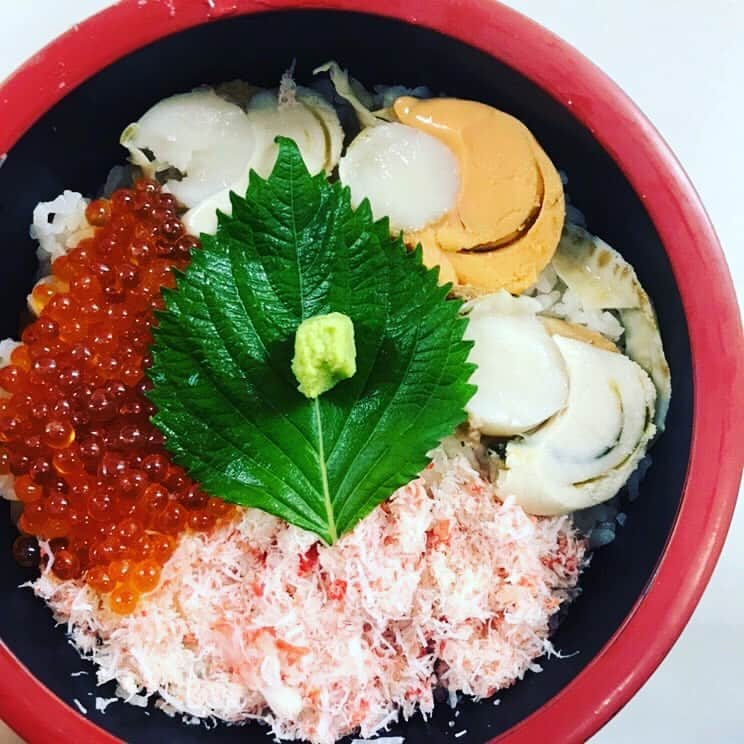 知床漁場 リノアス八尾店のインスタグラム：「本日1番人気の北海3色丼💈 ホタテ、蟹身、イクラ、海の幸が贅沢に乗った丼✨ #知床漁場八尾店#リノアス八尾#近鉄八尾駅#八尾グルメ#北海道料理#鮮魚#ランチ#コース#海鮮丼#ホタテ#蟹身#イクラ」