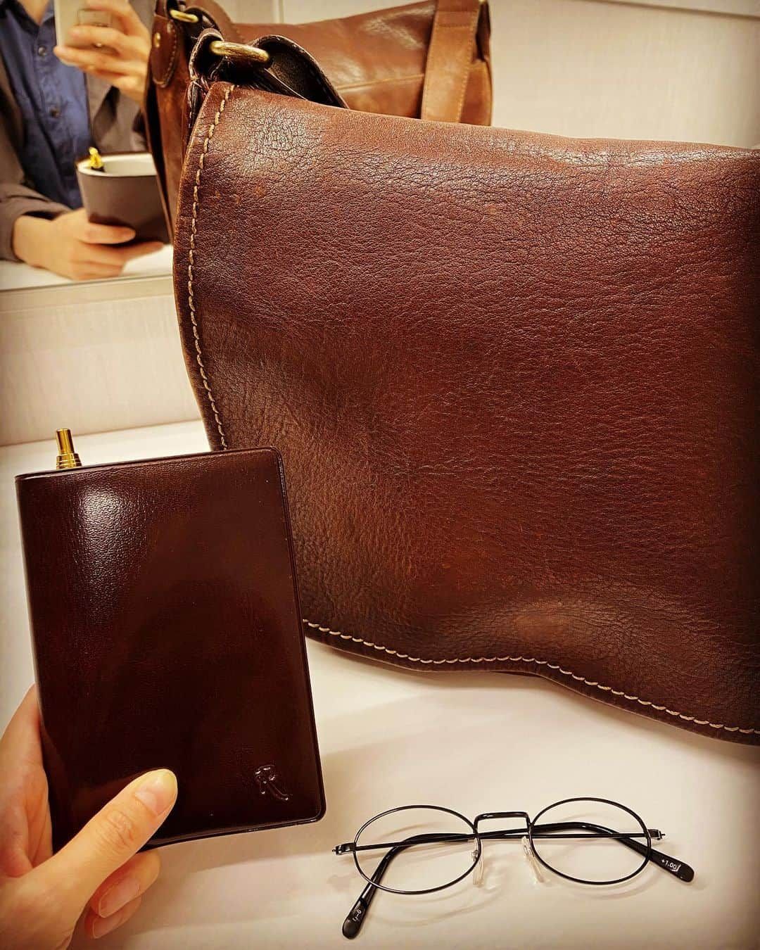 早霧せいなさんのインスタグラム写真 - (早霧せいなInstagram)「👜🖋📓外国特派員レイチェルの愛用品🤓 . そして「ゲルニカ」公演の新しい&嬉しいお知らせが2つあります🥰 . . ⭕️入場制限緩和に伴い、9月19日以降の全公演で座席を追加販売されることが決定しました！  一般発売日：9月16日（水）12:00 【チケット取扱い】 スマホアプリ チケットぴあ ローソンチケット イープラス . . . . . ⭕️「PARCO STAGE @ONLINE」の一環としてライブ配信が決定しました！  【ライブ配信日】 9月24日(木）　開場18:00／開演18:30 ※途中からの視聴した場合はその時点からのライブ配信となり、巻き戻しての再生はできません。 【視聴方法】 WOWOWオンデマンド PIA LIVE STREAM（ぴあ） ストリーミング＋（イープラス）  【視聴チケット料金】3,000円（税込） 【販売期間】2020年9月17日(木)12:00～9月24日(木)18:30まで 【視聴チケット取扱い】 チケットぴあ（PIA LIVE STREAM） イープラス（イープラス「Streaming+」） . . . . . #追加席もライブ配信も #より多くの方に観て頂けるチャンス #ゲルニカ #出てない場面は袖から毎日ガン見🤩 #こんな贅沢ある⁈」9月15日 22時14分 - seinasagiri_official