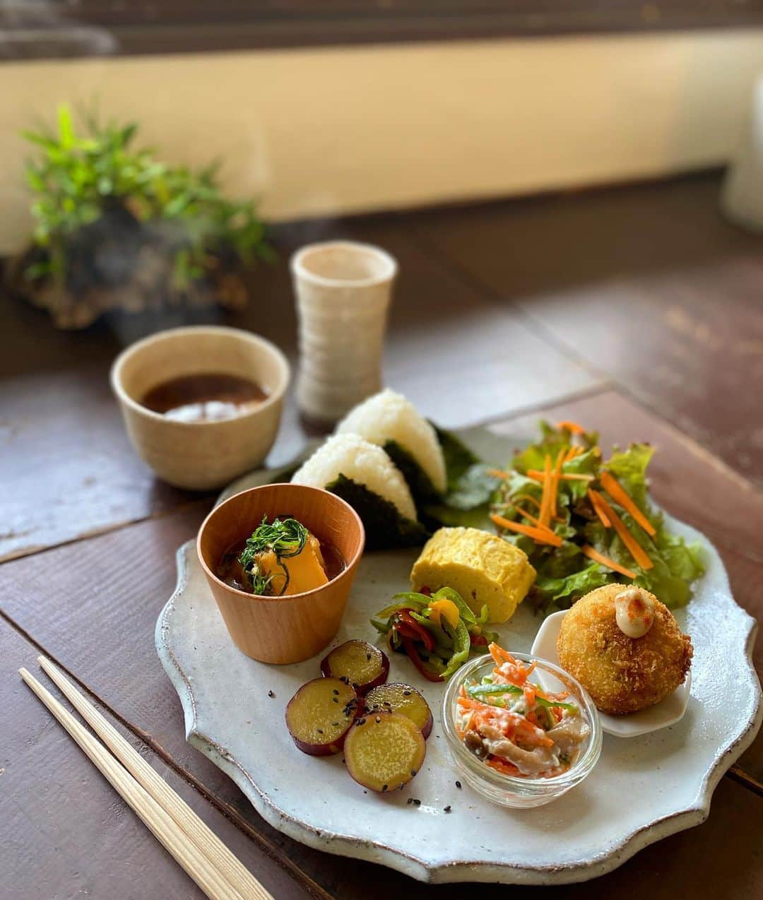 cafezakkagallery-flagのインスタグラム：「▪︎季節の和風ランチ▪︎ お食事内容が秋の装いになってきました。 ぜひお楽しみ下さいませ。  有難い事に和食のランチはオープンと同時に すぐ完売となります。 ご予約頂けますとお取り置き頂けます。  またご予約された方は必ず入店の際に スタッフさんへお名前申し上げ願います。  お食事後は必ずマスク着用にて ゆっくりして下さいませ♬  #cafeFLAG #cafezakkagalleryFLAG #cafeFLAGのランチ #大阪カフェ巡り #大阪カフェ #枚方カフェ」
