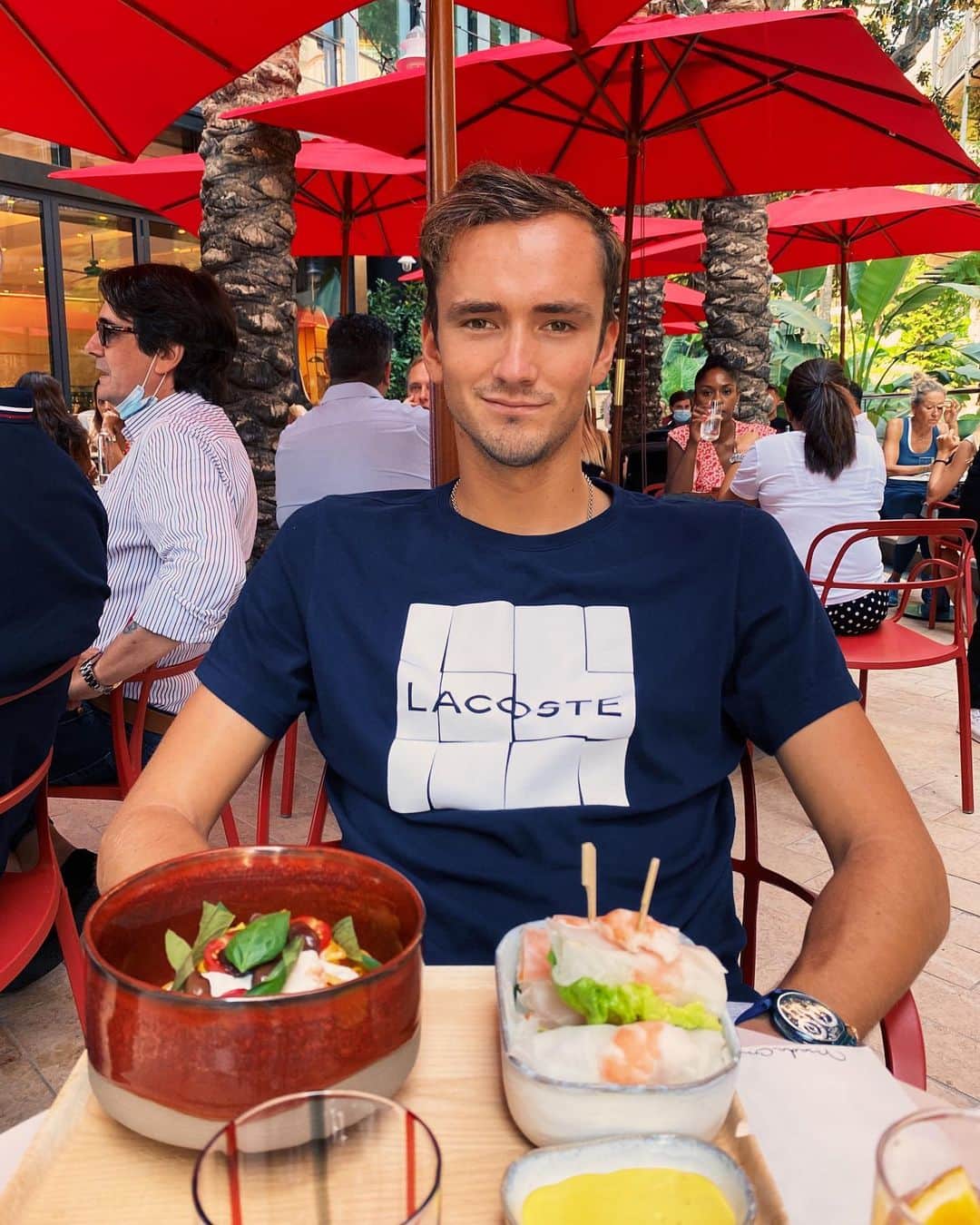ダニール・メドベージェフのインスタグラム：「Lunch between practicing 🥙🥘// Обед между тренировками 🥙🥘」