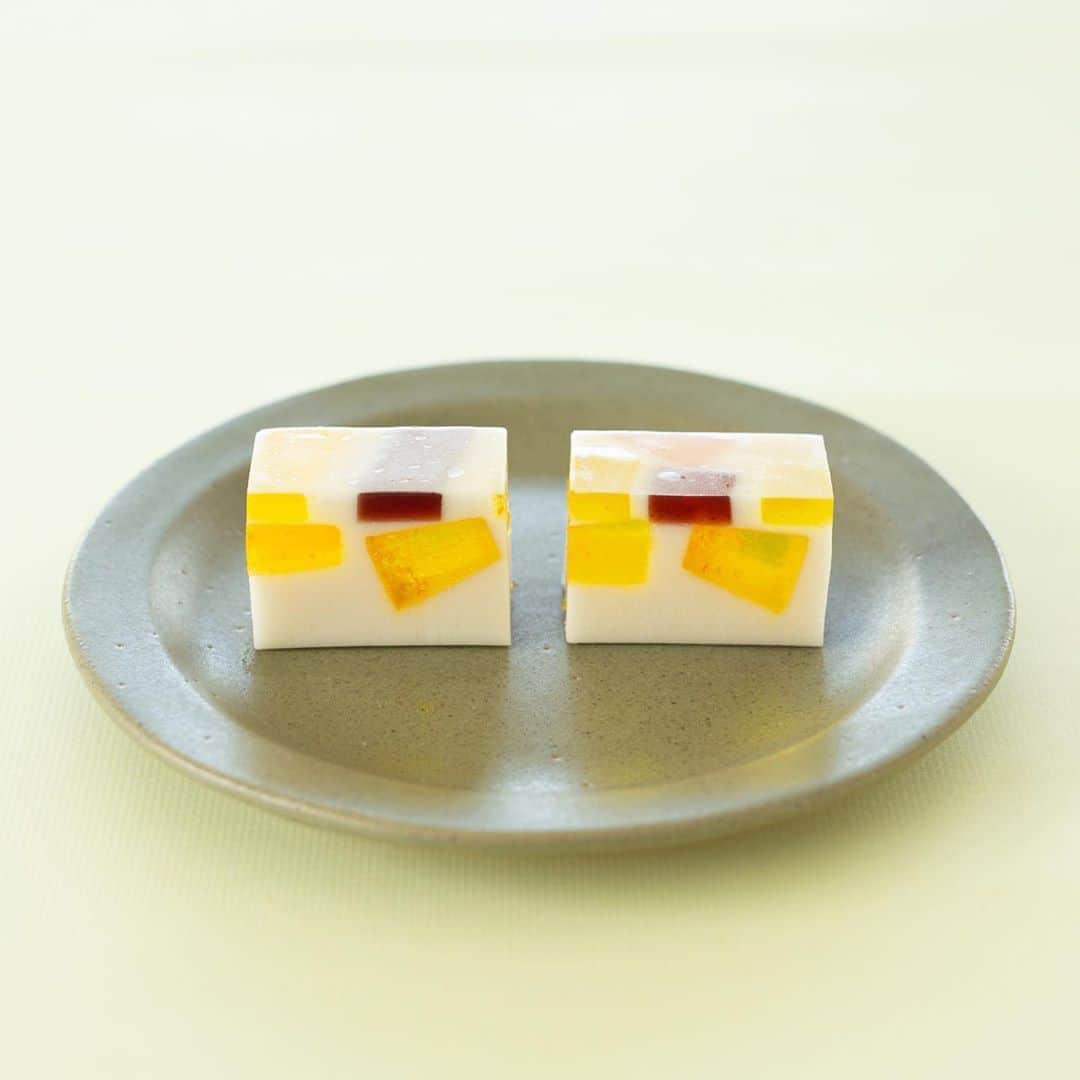 Hanako公式さんのインスタグラム写真 - (Hanako公式Instagram)「京都の新感覚和菓子をおうちで楽しもう。﻿ ﻿ 遊び心たっぷりの落雁が人気の和菓子店〈UCHU wagashi〉から生まれた新ブランド〈NEXT 100 YEARS〉が、春からWeb販売を開始。「フルーツの羊羹」は白あんベースの羊羹に、桃や甘夏などのピューレで作ったフルーツ羹をちりばめて。白あんのほっくりとした食感とフルーツの甘酸っぱさが絶妙なハーモニー🍊🦢﻿ ﻿ 【Hanako1188号 しずかな、京都。】﻿ #Hanako #Hanako_magazine #京都カフェ #京都グルメ #coffee #coffeegram #カフェ巡り #京都喫茶 #京都ランチ #カフェ部 #喫茶店 #☕ #喫茶部 #和菓子 #和菓子好き # #おやつの時間 #おうちごはん #お取り寄せ #お取り寄せグルメ #UCHUwagashi #next100years」9月15日 22時29分 - hanako_magazine