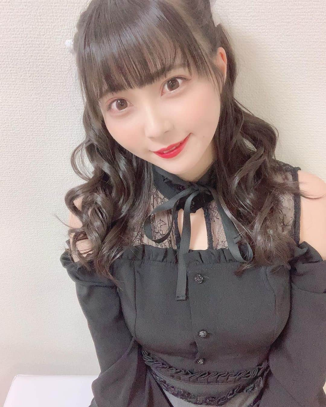 堀詩音さんのインスタグラム写真 - (堀詩音Instagram)「いつもと違う雰囲気どうかな🤭  どんなお洋服があなた好みですか🥺  #だいぶ涼しくなってきましたね #夜なら長袖でもいけるね #ようやく息できそうです #最近は12時間睡眠マスト #誰かベストな睡眠時間教えて」9月15日 22時24分 - shion_hori