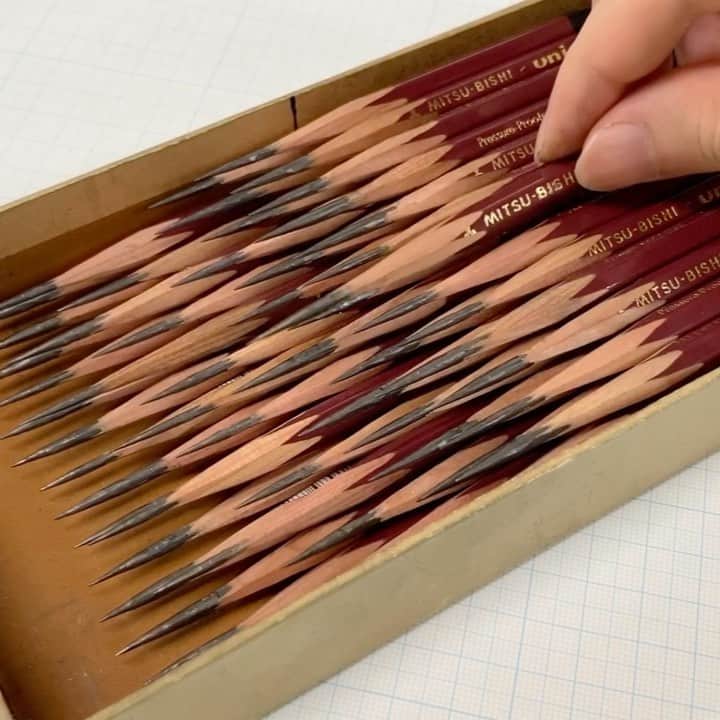 大森浩平のインスタグラム：「✏︎ My drawing tool ✏︎  長く尖らせることで、細さが持続し 削り直しも楽なので。 By making it sharp and long, the sharp will continue and it is easy to re-sharpen.  Pencil：MITSU-BISHI "uni"  Uploaded a making video in YouTube. Link URL is in my profile. YouTubeに制作過程をアップしました。 プロフィールのURLから！  Please check out ↓ YouTube：大森 浩平・Kohei Ohmori Twitter：kohei6620  #pencildrawing #drawing #hyperrealism #realism #illustration #metallic #artwork #sketch #dessin #art #スーパーリアリズム #イラスト #デッサン #スケッチ #アート #鉛筆画 #写実画 #鉛筆 #絵」