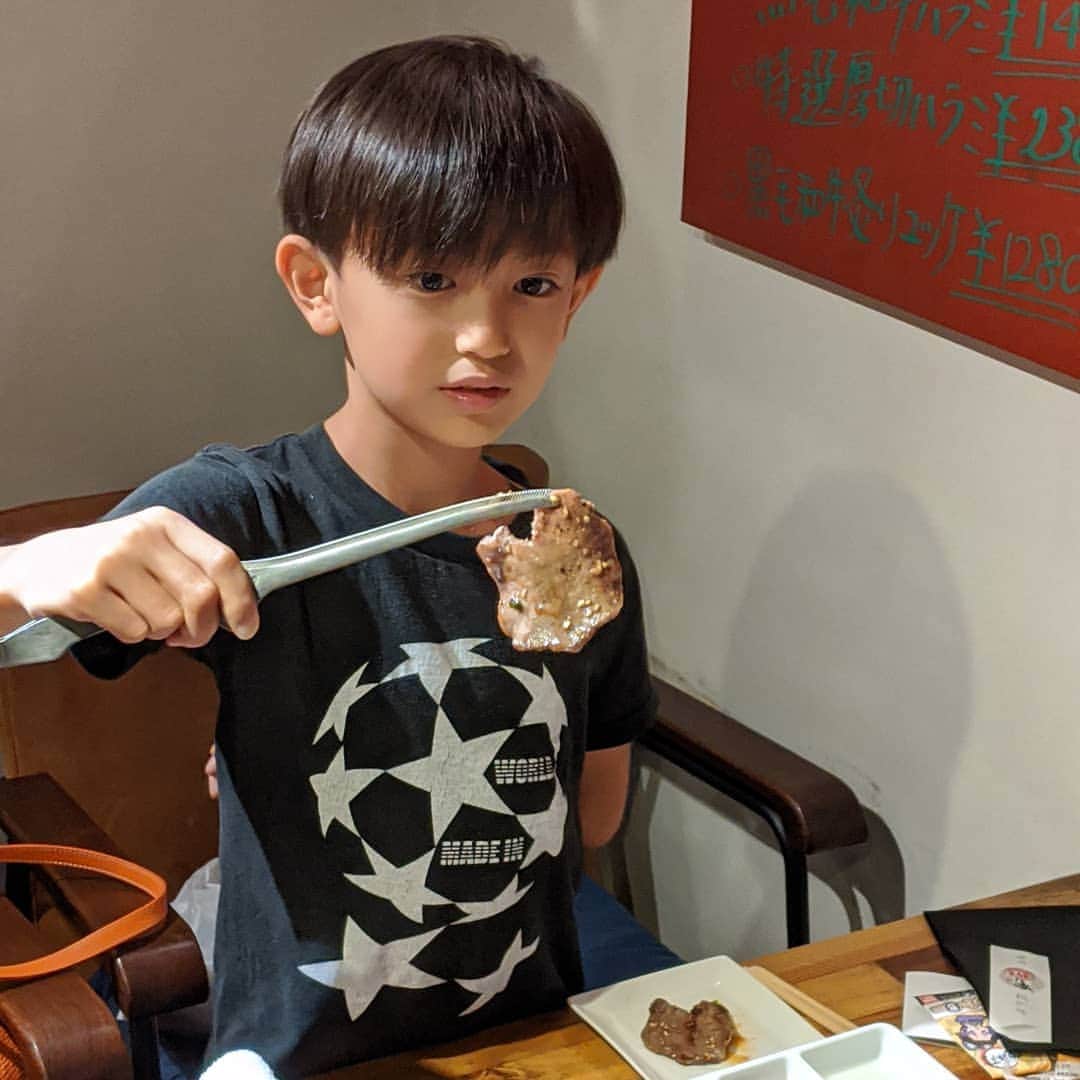 真山景子さんのインスタグラム写真 - (真山景子Instagram)「今日は夕飯に３人でポンガ。大好きなメガネ食べて大満足✨✨✨✨@yuzuru912 ありがとー！ #代々木公園  #代々木八幡  #焼肉  #ぽんがLA #ワンちゃん同伴オッケーの飲食店 #大人は全員同級生だってよ #ママは42歳にみえるけど#茜は15歳に見えると #ずっとジェントルマンに肉焼き奉行してくれてた💖 #男の子らしいマインドですねw」9月15日 22時24分 - keikomayamaya