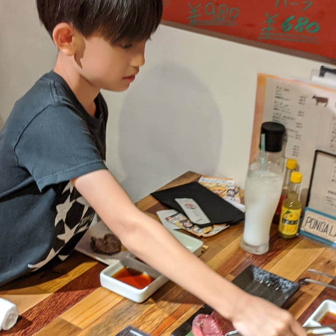 真山景子さんのインスタグラム写真 - (真山景子Instagram)「今日は夕飯に３人でポンガ。大好きなメガネ食べて大満足✨✨✨✨@yuzuru912 ありがとー！ #代々木公園  #代々木八幡  #焼肉  #ぽんがLA #ワンちゃん同伴オッケーの飲食店 #大人は全員同級生だってよ #ママは42歳にみえるけど#茜は15歳に見えると #ずっとジェントルマンに肉焼き奉行してくれてた💖 #男の子らしいマインドですねw」9月15日 22時24分 - keikomayamaya
