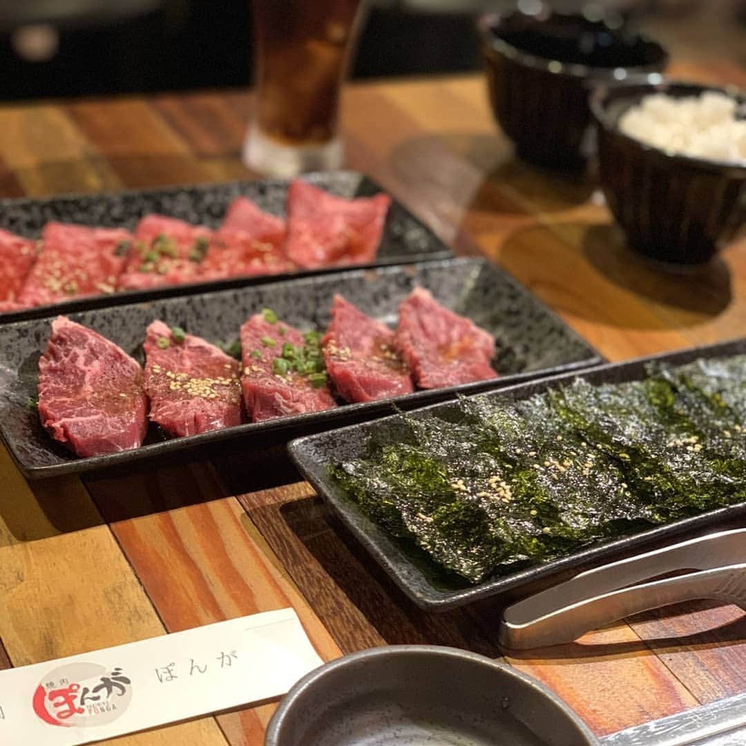 真山景子のインスタグラム：「今日は夕飯に３人でポンガ。大好きなメガネ食べて大満足✨✨✨✨@yuzuru912 ありがとー！ #代々木公園  #代々木八幡  #焼肉  #ぽんがLA #ワンちゃん同伴オッケーの飲食店 #大人は全員同級生だってよ #ママは42歳にみえるけど#茜は15歳に見えると #ずっとジェントルマンに肉焼き奉行してくれてた💖 #男の子らしいマインドですねw」