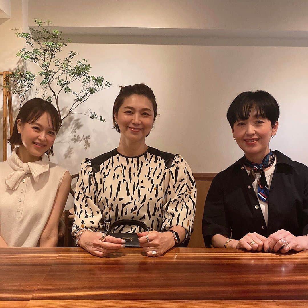 chikako0824のインスタグラム：「凄ーく可愛くなってる写真😊 美味しいご飯と楽しいお喋りでお腹も心も満たされました。30代40代50代と年代は離れてますが、共通の話題も多く楽しい1日でした。あっこさん、なおさん、ありがとうございます❤️」