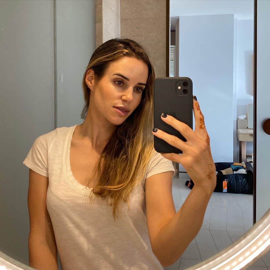 ベアトリス・レカリのインスタグラム：「Since January I have been dealing with a stress fracture on my left tibia that hasn’t fully healed not even after two months of inactivity in March and April. It was almost gone since my last check up in July but it flared up again with higher intensity of pain. That’s why my doctor @drjoselamodeespinosa and the entire team at Clinica Universidad de Navarra has advised me to rest another two months. Hence you haven’t seen me competing recently and won’t come back to competition until November at best. Thank you all for your support ❤️🙏」