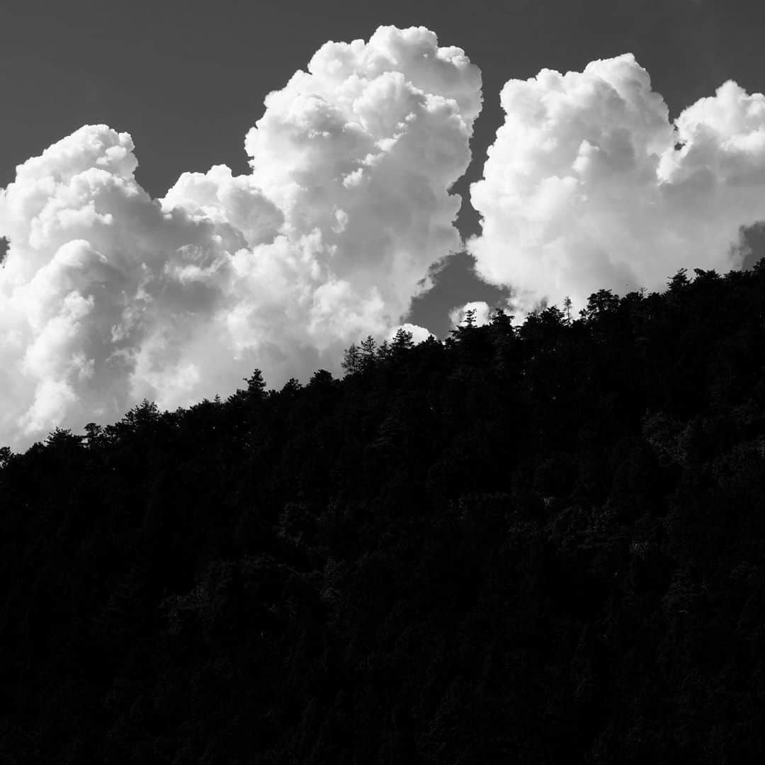 naotakeのインスタグラム：「入道雲 - Cumulonimbus / X-T2 & Snapseed, 20200916 . . ずっと入ったことのない近所の町中華でランチ。期待通りのラーメンとチャーハンに舌鼓をうつ。 . . #spicollective #royalsnappingartists #infamous_family #rsa_main #infinity_photo_cult #2_fineart #jp_gallery_member #jp_gallery_bnw #trb_bnw #wp_bnw  #bnw_life #bnwlife_member #bnw_life_shots #bnw_captures #world_bnw #top_bnw #team_jp_ #team_jp_モノクロ #ig_energy_bw #ig_nihon #streetphotographybnw #igersjp #blackandwhite #bnw #bnwphoto #monochrome #bw #bnwphotography #今日もx日和 #fujifilm_xseries」