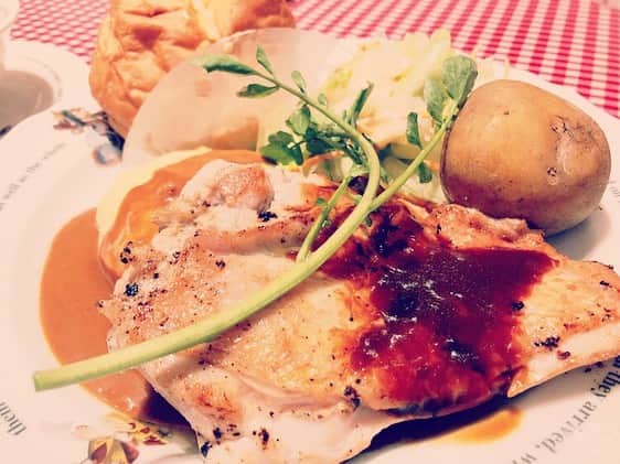 あつひろのインスタグラム：「ラジオの収録日でした！  終わりでご飯😋🍴 お土産まで～♪ ラケルパン美味しい🍞✨  #オムライス #ラケル #スイーツ #デザート #パフェ #アイスコーヒー #ラジオ #収録 #あつひろ #声優 #ナレーター #吉本 #月の宴」