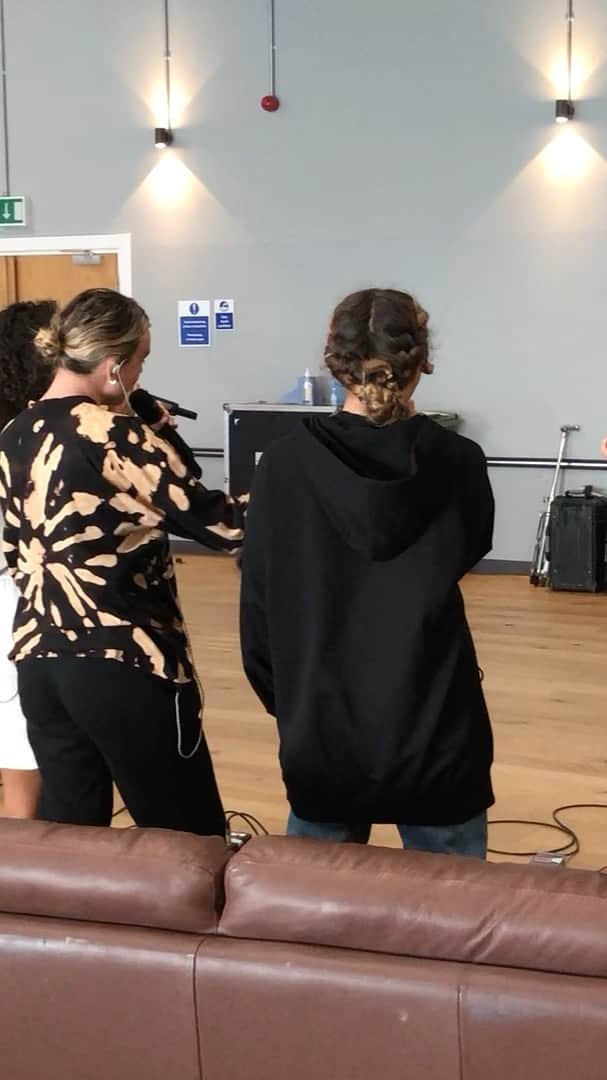 ジェシー・ネルソンのインスタグラム：「So my nerves got the better of me today and I had panic attack right before we were about to sing this for live lounge today and like a pro @perrieedwards jumped in for my part last minute and smashed it 😇 this is what we originally did in rehearsals ❤️」