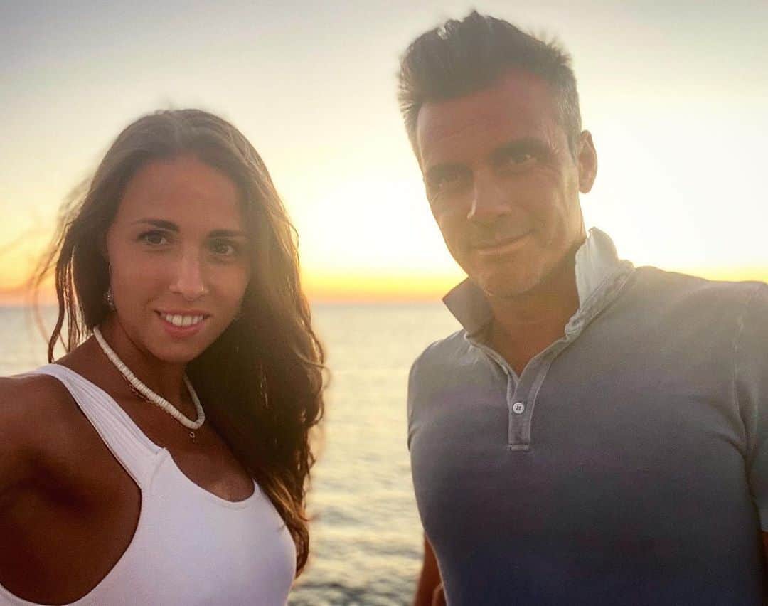 カロル・ブレッサヌッティのインスタグラム：「💛 sυηsεт ℓσvεяs 🧡  #beautifulmoments #happytogether #sunsetlovers #missingthesedays #vacation #sardinia #capocaccia #alghero #sunset #amazing」
