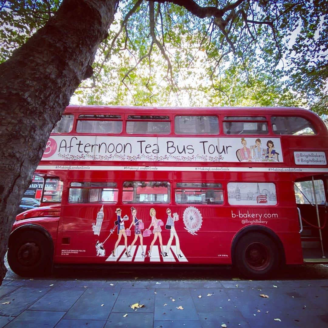 KOKIAのインスタグラム：「Lovely to see the iconic bus!!  #tokyo #japan #japon #kokia #photography #歌手 #コキア #insta #art #beautiful #picoftheday #follow #女性 #ソングライター #photooftheday #woman #jmusic #ボーカリスト #singer #songwriter #jpop #vocalist #voice #声 #ライブ #live #綺麗 #日本 #london」