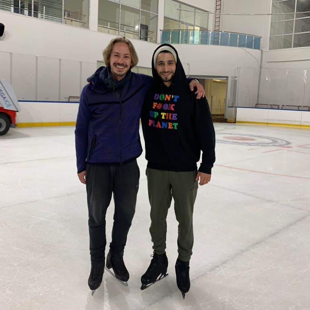 イヴァン・リギーニさんのインスタグラム写真 - (イヴァン・リギーニInstagram)「Мераба, всем из солнечной Турции 🇹🇷 Сейчас я нахожусь в столице – городе Анкара. Что я забыл в Турции?🙈 ⠀ Совместно с моим другом Томми, мы помогаем спортсменам из Олимпийской сборной Турции.ж, а так же растим новое поколение его личной группы спортсменов и готовим новых турецких звёздочек Мы ставим программы, работаем над скольжением и оттачиваем технику прыжков. ⠀ Сейчас некоторые спортсмены готовятся к соревнованиям Nebelhorn Trophy, не хочется загадывать пройдут ли они и если пройдут, то в каком формате. Но терять форму в любом случае нельзя, даже несмотря на пандемию. ⠀ В моей жизни лёд и мода - неделимы. Поэтому параллельно с тренировочным процессом, я занят на производствах, в поиске лучших материалов, аксессуаров и лекал. Я не планирую останавливаться на достигнутом, нужно становиться еще круче. ⠀ Я считаю, что жизнь слишком коротка и важно попробовать многое. Мне важно, что бы мои дети знали как можно больше, точно больше чем я и уже были готовы к любым препятствиям в жизни.」9月15日 22時56分 - ivanrighini