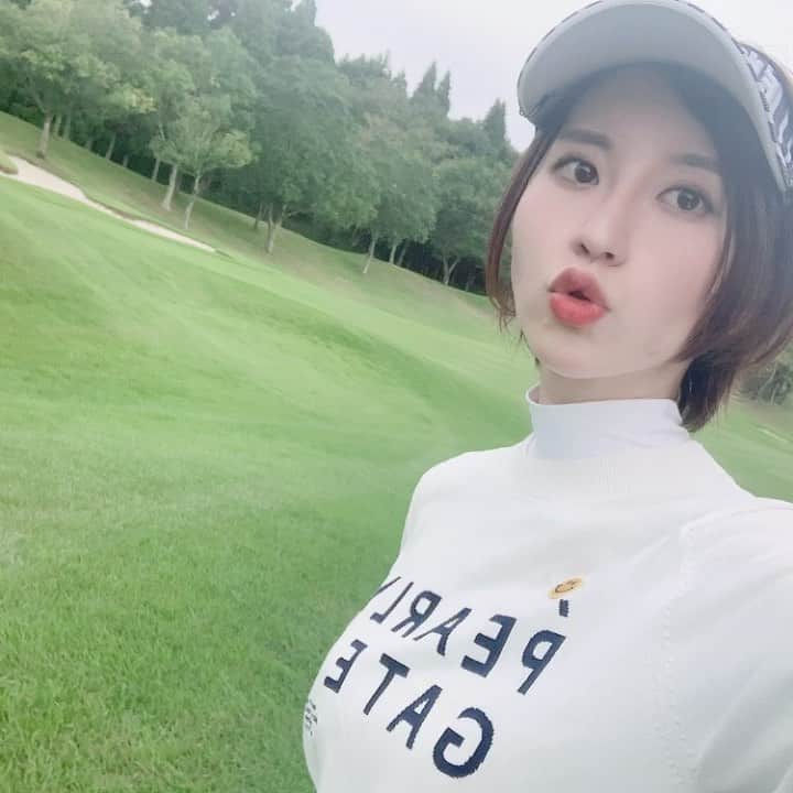 のインスタグラム：「今日は、とある撮影で 千葉のゴルフ場にきました🥳💕 、 めちゃめちゃきれいで コースも面白そう(難しそう)で 何よりお手入れされた芝が いままで見たどのゴルフ場よりも 綺麗でした！(夏だからもあるよね？🤔) 、 車で往復270キロくらい走ったので くたくたです☺️笑笑 おやすみなさい！！ #ゴルフ女子」