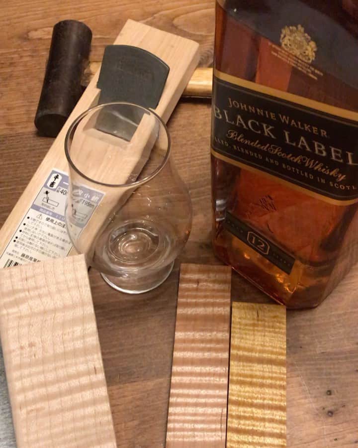 井手大介のインスタグラム：「今夜のウイスキーのツマミはカエデの虎杢。乾杯🥃🐯」