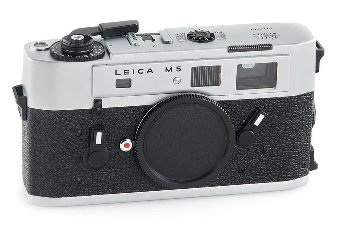のインスタグラム：「Leica Vintage "M5"  Pictured is the very last M5 produced. Made in a batch of 20 cameras in 1992 and assembled to special order from the leftover parts. More rarities and milestones of Leica’s camera history can be found at The Leitz Photographica Auction on November 21. Follow the link in our bio for more.   #leica #leicacamera #leitzphotographicaauction #rareleica #leicashop」