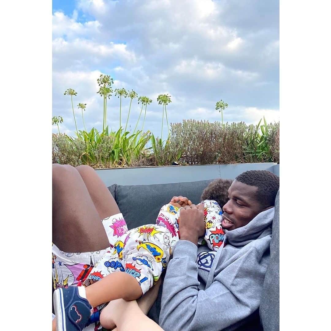 のインスタグラム：「Repost from @paulpogba    Paul Pogba and his family wear #DolceGabbana. He wears a grey sweatshirt, his wife Maria Zulay wears green silk pyjamas and their son wears a wow-print pyjama set.   Discover more on @dolcegabbana_man    #DGCelebs #DGFamily」