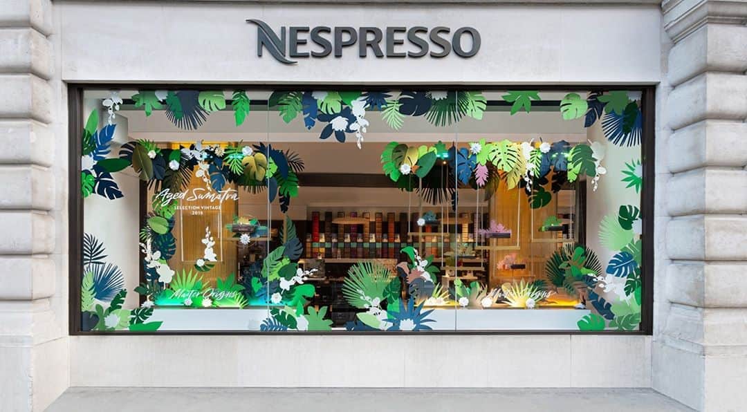 Nespressoさんのインスタグラム写真 - (NespressoInstagram)「Let yourself be transported to the exotic world of Sumatra. Come by our boutiques and discover our new Master Origin's Limited Edition, Aged Sumatra.   If you pass by these lovely #NespressoWindows, don't forget to stop in to say hello and tag us in your boutique moments.   #AgedSumatra #Sumatra #MasterOrigins #Nespresso #NespressoWindows #coffee」9月15日 23時00分 - nespresso