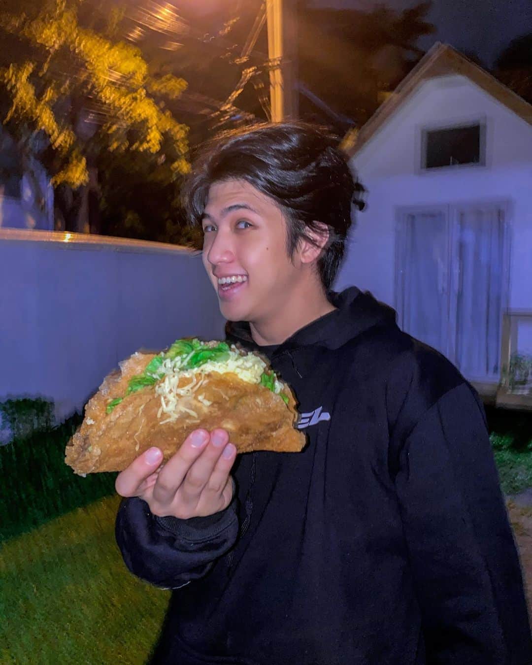 Ranz Kyleさんのインスタグラム写真 - (Ranz KyleInstagram)「It’s Taco Tuesday 🌮 swipe 👉🏻 to see my mood 😂 ps new vlog is out we pranked niana and its a success! #teamranzkyle Ftw!」9月15日 23時05分 - ranzkyle