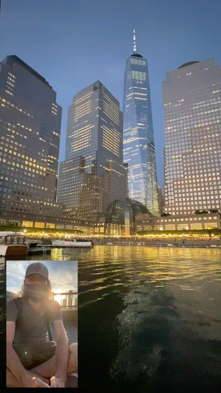 New Yorkのインスタグラム：「Enjoy the perfect day at Brookfield Place in Lower Manhattan. Join me as I spend the afternoon exploring the best that this district has to offer.  Some of the highlights include the Waterfront Plaza, Winter Garden, shopping, art installations, outdoor dining, the 5th Annual BFPL Tennis Open, Hudson Eats favorites, oyster shucking and epic sunset views.  Let me know in the comments what you think and share what you love. This episode was made in collaboration with Brookfield Place. #atBFPL #BFPLPartner」