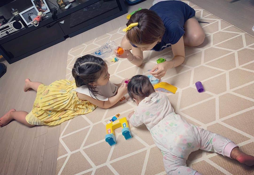 イ・ユンジのインスタグラム：「벌써 같이 놀.. 지는못하고 머리는 맞대어봅니다. #우리집빵댕이들#팡팡팡#잘자라쏘」