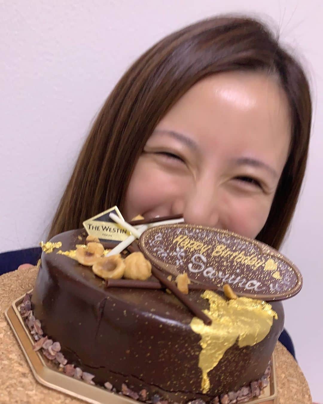 えのきさりなのインスタグラム：「. 遅くなりましたが。 9月11日で24歳になりました。 24歳、もうすっかり大人な響き 幸せな一年にしたいと思います。  あと、最近までやっていた舞台『IN HER TWENTIES2020』で私が演じた年齢と同じということもあって 自分で決断し、後悔なく生きれる24歳になりたいなと思います。 あ！舞台の配信アーカイブが何度でも見れる 配信チケットは明日まで買えます☺︎笑 この機会にぜひ❤︎しっかり宣伝。  お風呂上がりなのでスッピンだから投稿するか迷ったけどもうみんな見慣れたよね笑 #happybirthday #tome #birthdaycake #happy #舞台　#インハー2020」