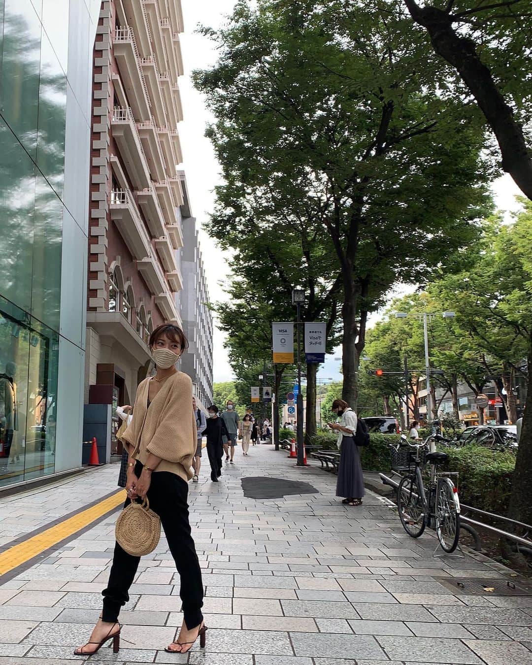 あやこのインスタグラム：「. #あやこのものさしエシカルdiary  マスクを新調したい今 真っ先に浮かんだのはニットと言えばのえりこさん♡ (@erikonakamura_knitdesigner ) . 私の好きな色で嬉しい 敏感な顔に触れても痛くない痒くない心地良い ほっこりしすぎないキラキラとした毛糸と 耳部分の繊細なライン やはりえりこさんの感覚が素敵なのだなぁ . もう何年も前にお願いした サークルバッグもニットリングも宝物 長く大切にって意識しなくても 当たり前にずっとそばにある♡ . 制限ある暮らしの中でも... そんな時だからこそ会いたいくらい大切な人と お互いに時間を作って混雑しない時間を選んで ３枚目かなこさん(@kanako.happy )といる私 マスクをしていてもわかる満面の笑み . 短い時間でもあぁ満たされた＊.+」
