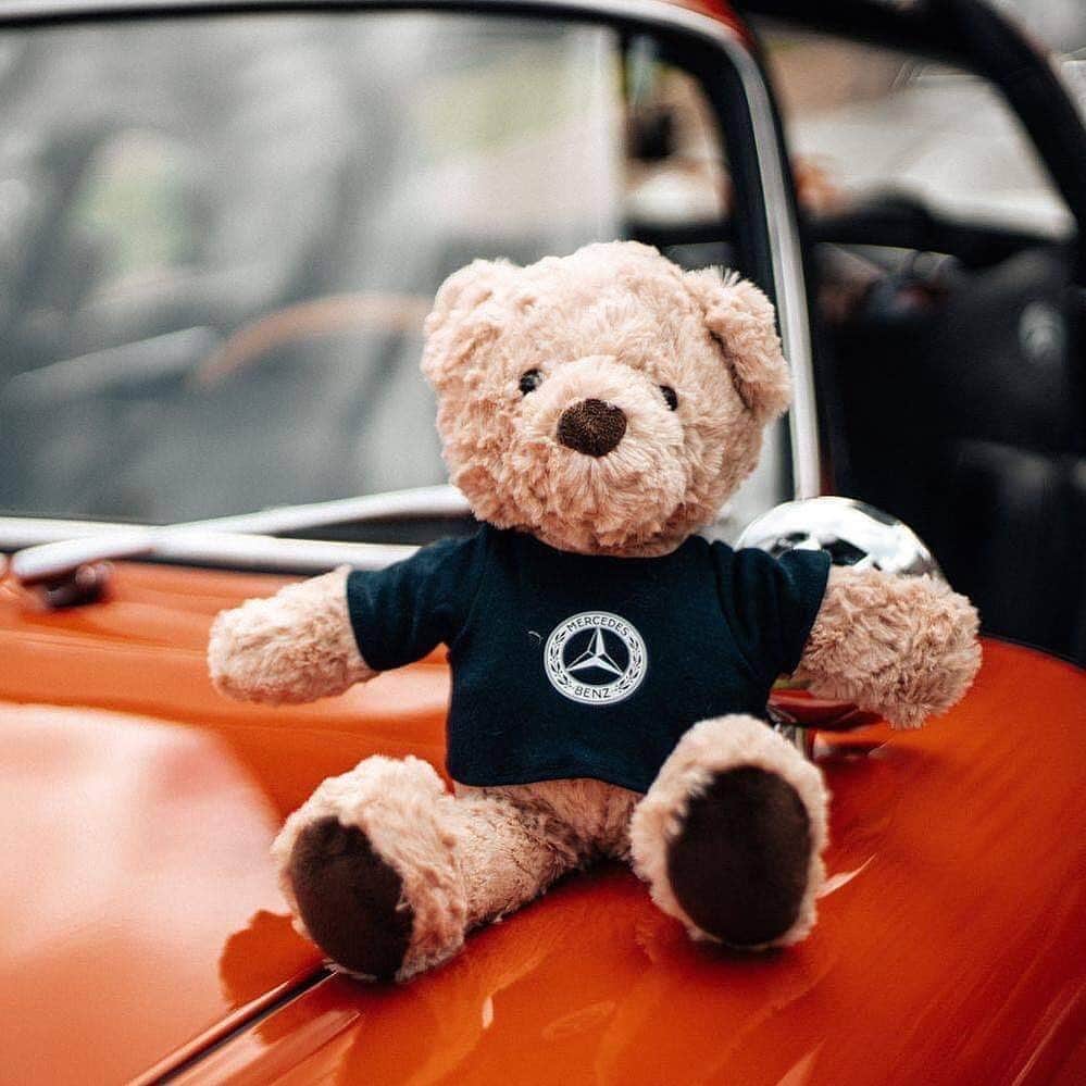 メルセデス・ベンツさんのインスタグラム写真 - (メルセデス・ベンツInstagram)「🐻 We all need a hug from time to time. Our original Mercedes-Benz cuddly bear is your perfect, plushy passenger. Take it home by tapping the item! via @mercedesbenzmuseum  #MBclassic #cuddlybear #hugme #MercedesBenz」9月15日 23時10分 - mercedesbenz