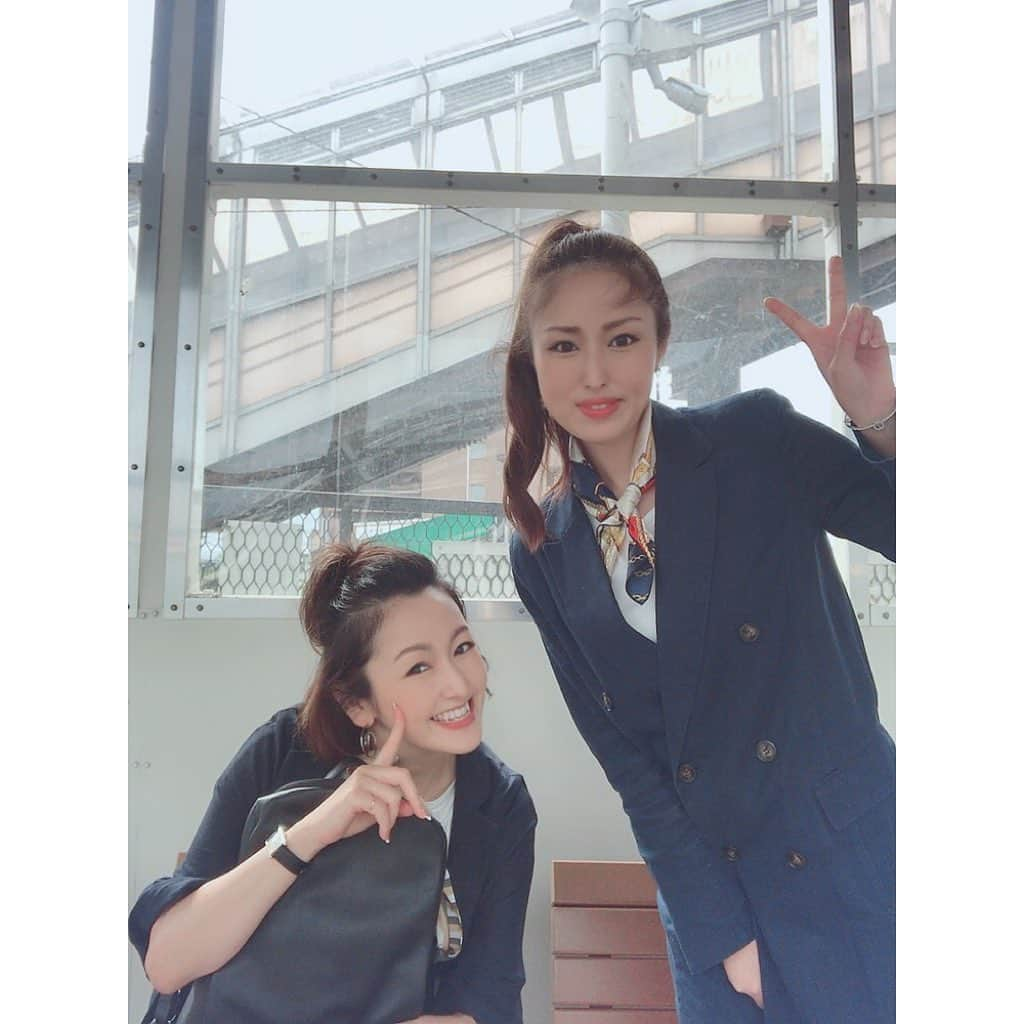 佐藤小巻のインスタグラム：「近場で森林浴🌳♡ ともちゃんと#双子コーデ デート❤︎ このお姉ちゃんは本当おかしいな。😗 いつも笑わせてくる。 最高に楽しかったよね❤️また旅に出よね❤️」