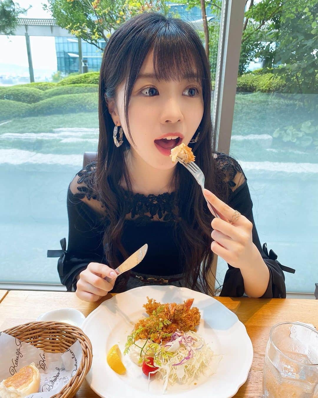 貞野遥香さんのインスタグラム写真 - (貞野遥香Instagram)「☆﻿ ママとランチ👩‍👧💕(食テロ注意⚠️)笑﻿ ﻿ ﻿ ﻿ 久しぶりにエビフライ食べたくて☺️🍤﻿ ﻿ ちなみにママはチーズインハンバーグ✨﻿ ﻿ ﻿ ﻿ パンは何種類かあってしかも食べ放題！！！﻿ ﻿ 最高ですねぇ〜🥰☝🏻」9月15日 23時15分 - _haruka_sadano06