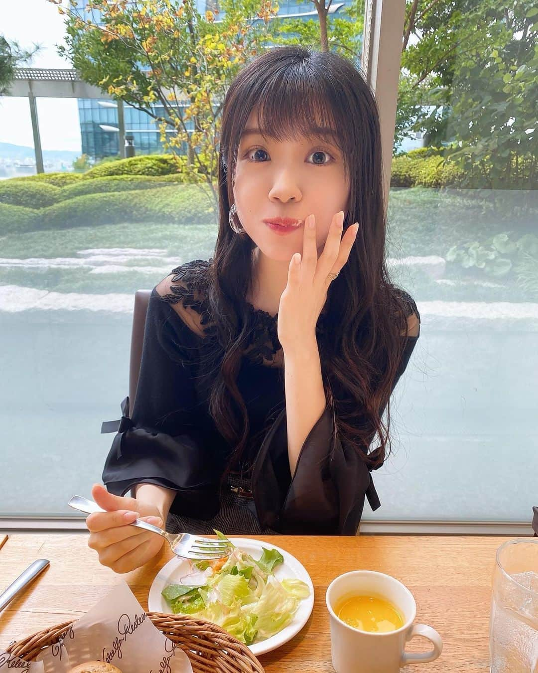 貞野遥香さんのインスタグラム写真 - (貞野遥香Instagram)「☆﻿ ママとランチ👩‍👧💕(食テロ注意⚠️)笑﻿ ﻿ ﻿ ﻿ 久しぶりにエビフライ食べたくて☺️🍤﻿ ﻿ ちなみにママはチーズインハンバーグ✨﻿ ﻿ ﻿ ﻿ パンは何種類かあってしかも食べ放題！！！﻿ ﻿ 最高ですねぇ〜🥰☝🏻」9月15日 23時15分 - _haruka_sadano06