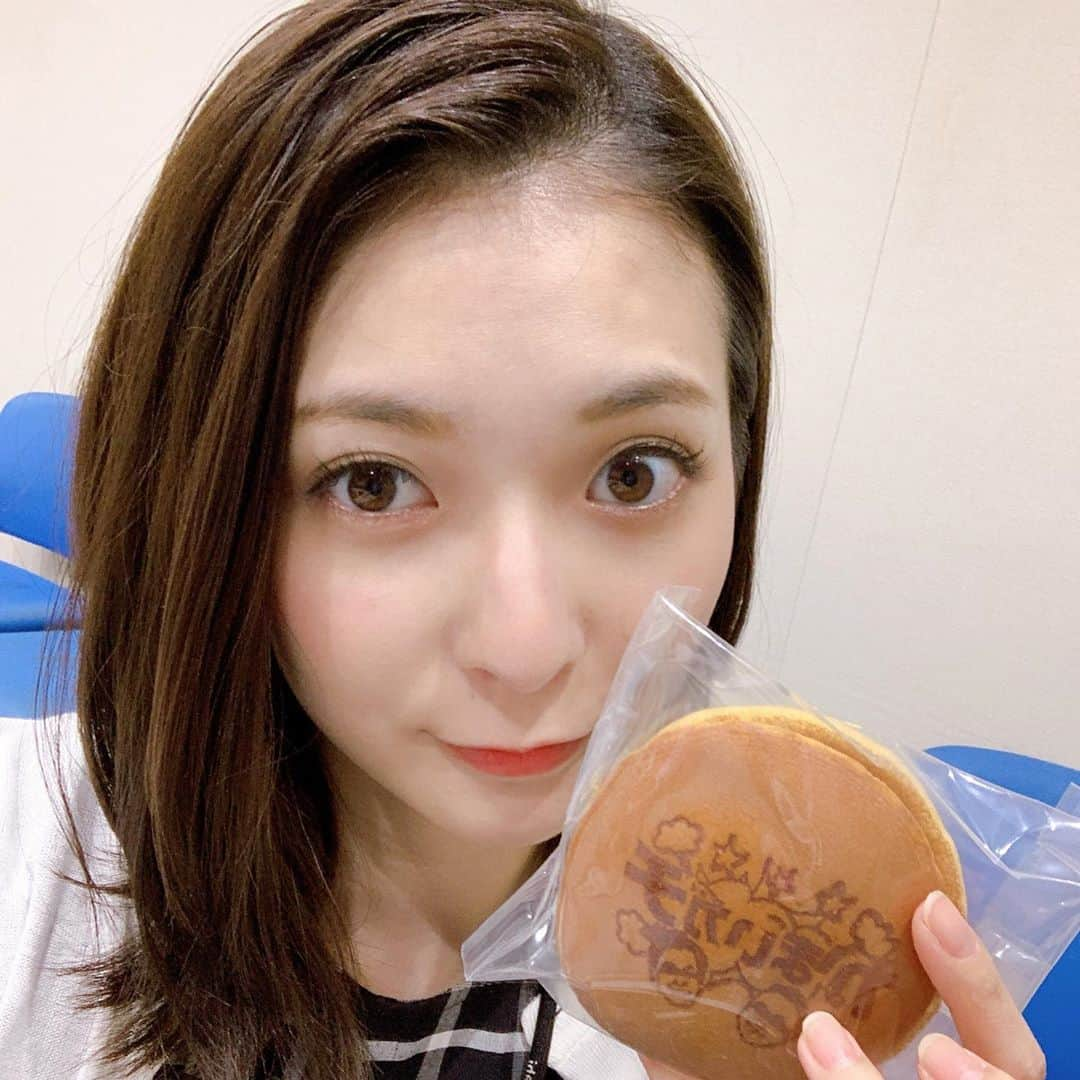 住田紗里さんのインスタグラム写真 - (住田紗里Instagram)「7月に単発で一度出演した「かまいガチ」 番組の中でリアクションを求められ、咄嗟に「oh my gosh」と叫んでしまい、かまいたちさんにいじられたのが懐かしいです  秋からレギュラー放送されるそうです。 今日社内でたまたま「かまいガチ」のスタッフの方と会った時に、番組の名前の焼印が入ったどら焼きをいただきました🤤  一視聴者として、とても楽しみです！  （文字が反転したのは自撮りのためです。アプリを使って明るい雰囲気をだしてみました。）  #かまいガチ#どら焼き#焼印#リアクション#ohmygosh もうあれも#2ヶ月前#懐かしい#timeflies#テレビ朝日#テレ朝#テレビ朝日アナウンサー#住田紗里」9月15日 23時31分 - sarisumita_ex