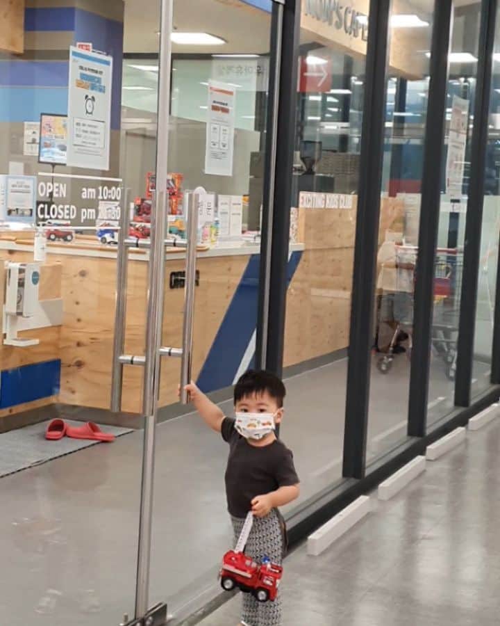ミン・ヨンウォンのインスタグラム：「놀아도 놀아도 끝이없는..😱 빵빵 사줘도 사줘도 끝이 없는..✈🚗🚔 #무한체력 #무한소비  . 사줬는데 같은거 (망가져있는거) 가져간다고...하도 실갱이해서  진짜 지치고 살짝  화난상황ㅜㅜ (휴.. 잘참았다.. ) . . 키카가면 늘 이쁘고 착한 누나들이 민서랑 잘 놀아줘서 진짜 넘 고마워요🥰🥰🥰 . . 누나 손도 잡아보고 설레였던 하루였을듯💕💕 #썸타는거알게된날 . . 누나가 너에게 많은 요구를 했지만..  아직 너의 운동신경은 겨우 18개월 2살, 누나는 너의 두배 4살 .. #건널수없는강 #신체발달 . . 그래도 신기하게 둘이 뭔가 대화도 하고 잼있게 놀았지 .. . . 민서야 너는 밀땅을 타고난거니??? 누나랑 잼있게 놀다가  너혼자 갑자기 다른데가서 놀고 누나가 따라다니게하고.. 또 누나한테 자상하게 문도 열어주고 그러고 또 딴데가서 놀다가 누나 손도잡다니........  #연애의기술 #프로밀땅러 . . . . . . 정말.. 요즘 옷입히는거 거부 , 칫솔, 코청소,기저귀갈기 전부 이유없이 다거부..  뭐하나하기가 두려운 개월수....휴  그래도 귀욥긴 진짜.. 더더 귀욥구나 나의작은악마🥰🥰🥰🥰🥰🥰😘😘😘😘😘❤❤❤❤❤❤❤❤❤❤❤❤ #18갤아기 #부산댁 #서울댁 #먹방 #푸드파이터#먹방요정  #사랑해 #ㅅ #육아일기 #신혼일기 #육아맘 #육아소통 #일상 #소통 #맞팔 #데일리 #황금돼지띠아들 #오오티디  #베이비스타그램 #foodfighter #babyboy」