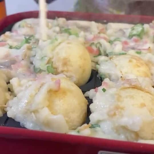 ティーナ・カリーナのインスタグラム：「インスタライブ後の第二ラウンド🐙  アーカイブ消えてしまったので、たこ焼きを返す私の手捌きを追加でお届けします🐙  #たこ焼き #ブルーノホットプレート  #あべのやまちゃん  #タコパ #割り箸」