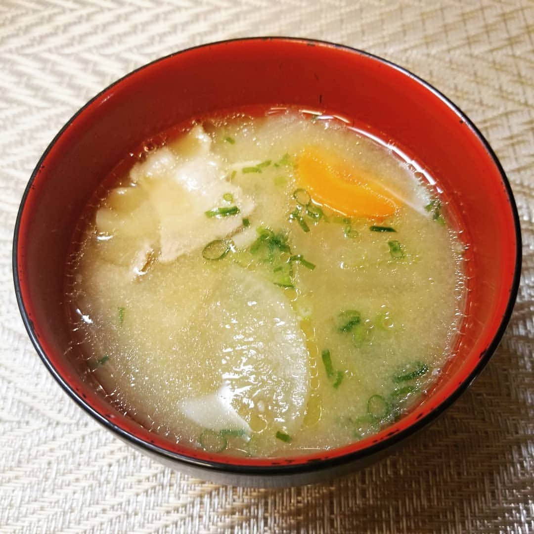 Yusukeのインスタグラム：「今日は豚汁作った🐷 秋っぽくなって夜は少し肌寒くなってきたから染みる～！  #すけズキッチン #heroyusuke  #自炊 #自炊男子  #豚汁 #みそ汁」